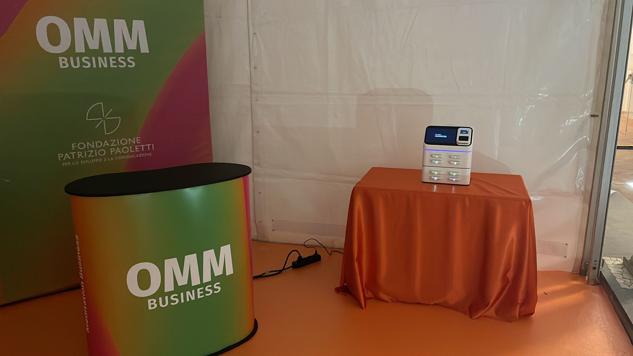 Energy by OSCAR al Wellbeing Summit 2025: il totem di ricarica smartphone che unisce tecnologia e benessere