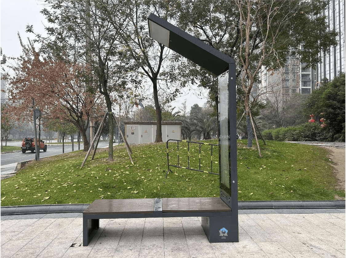 Panchina smart con ricarica smartphone e pannelli solari
